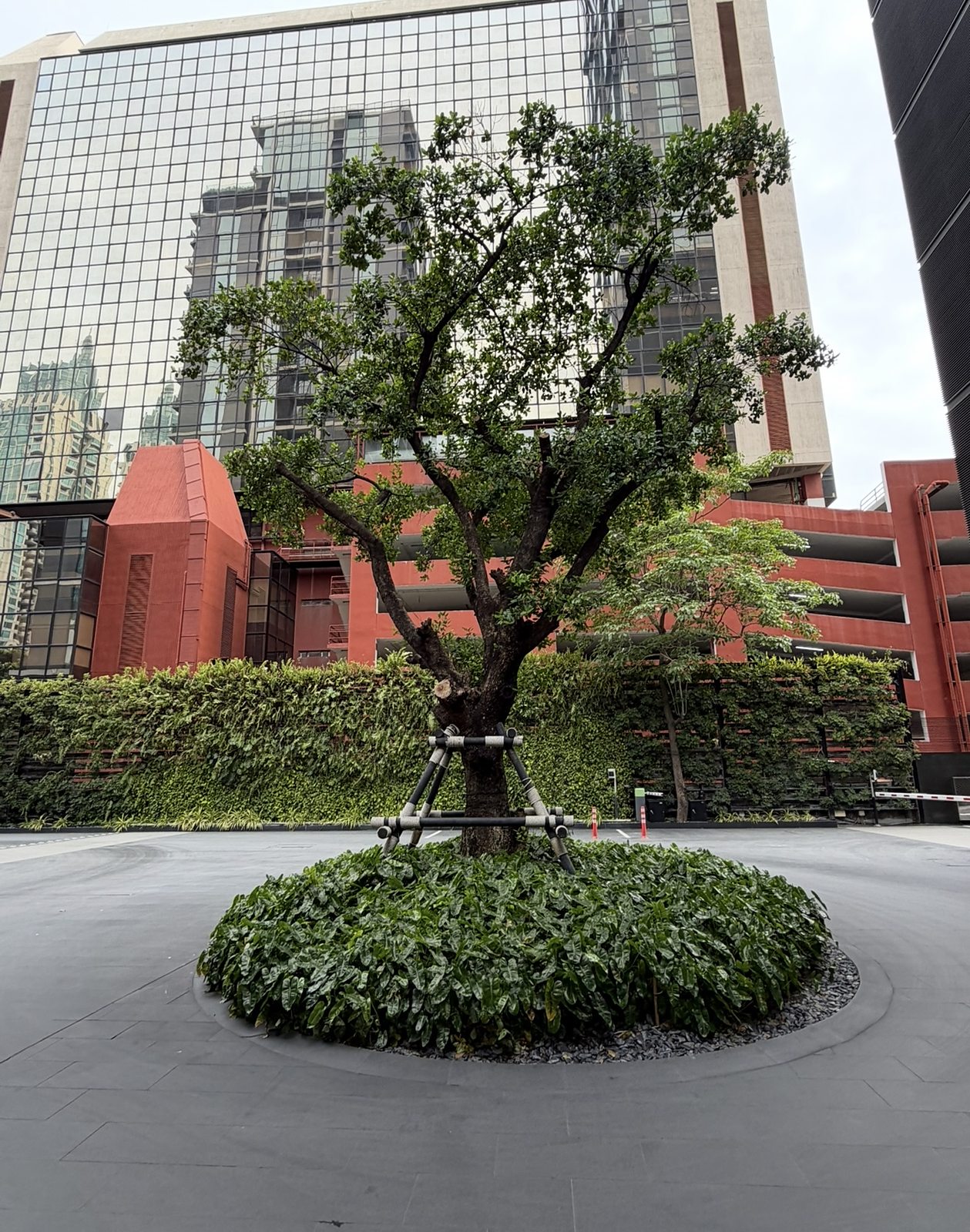 28 Chidlom: Building driveway