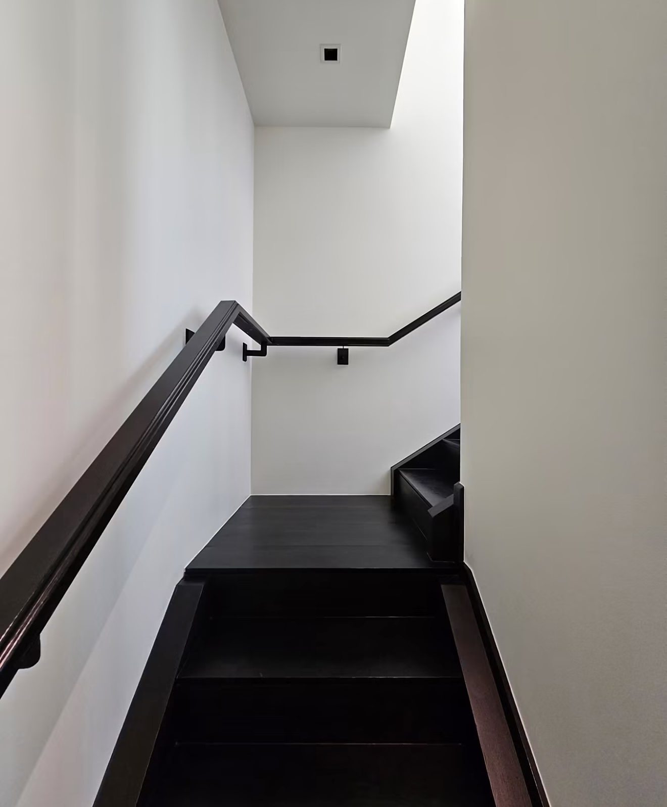 28 Chidlom: Upper stair landing