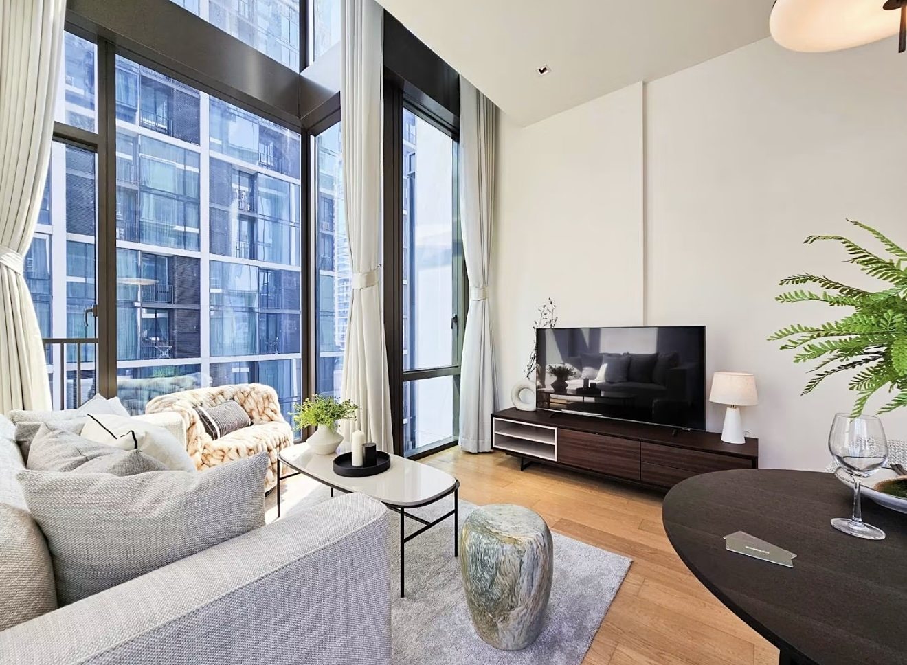 28 Chidlom: Living room