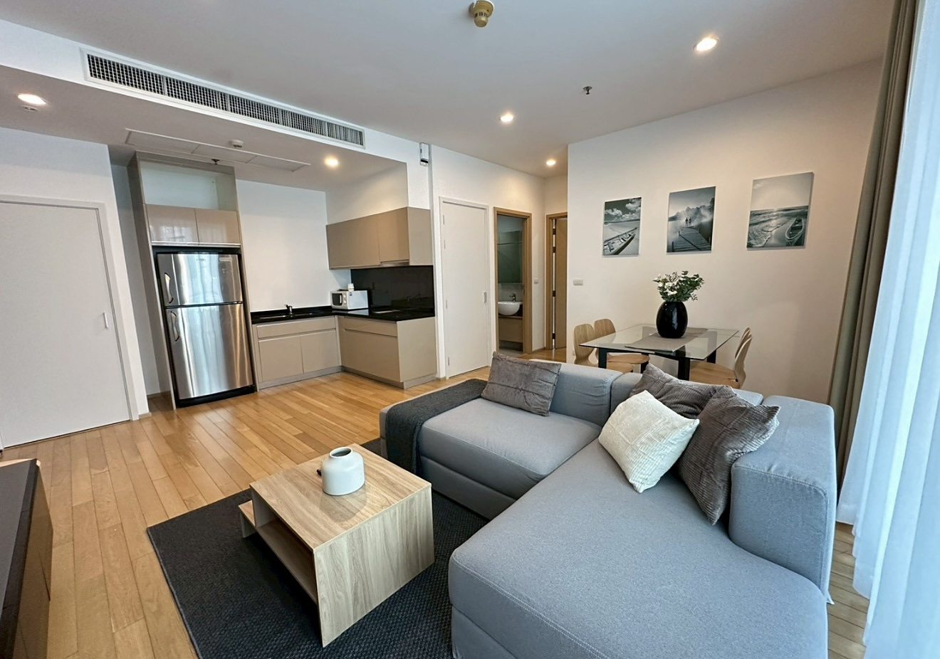 39 by Sansiri: Living room and kitchen