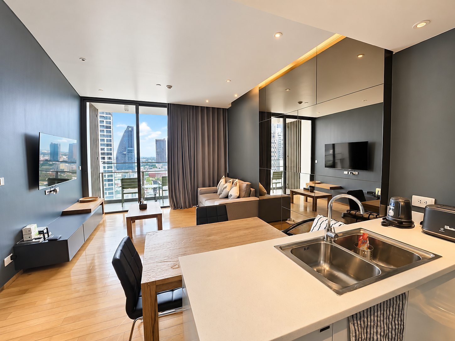 AEQUA Residence Sukhumvit 49: Living and kitchen