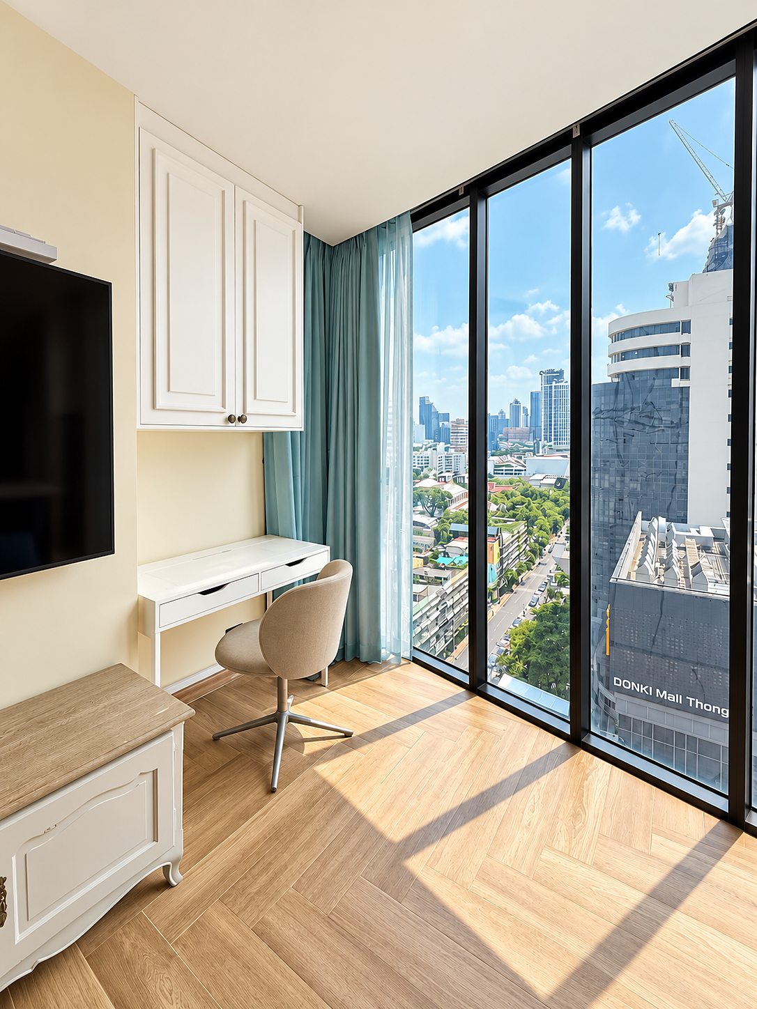 Alcove 10: Living area with city view
