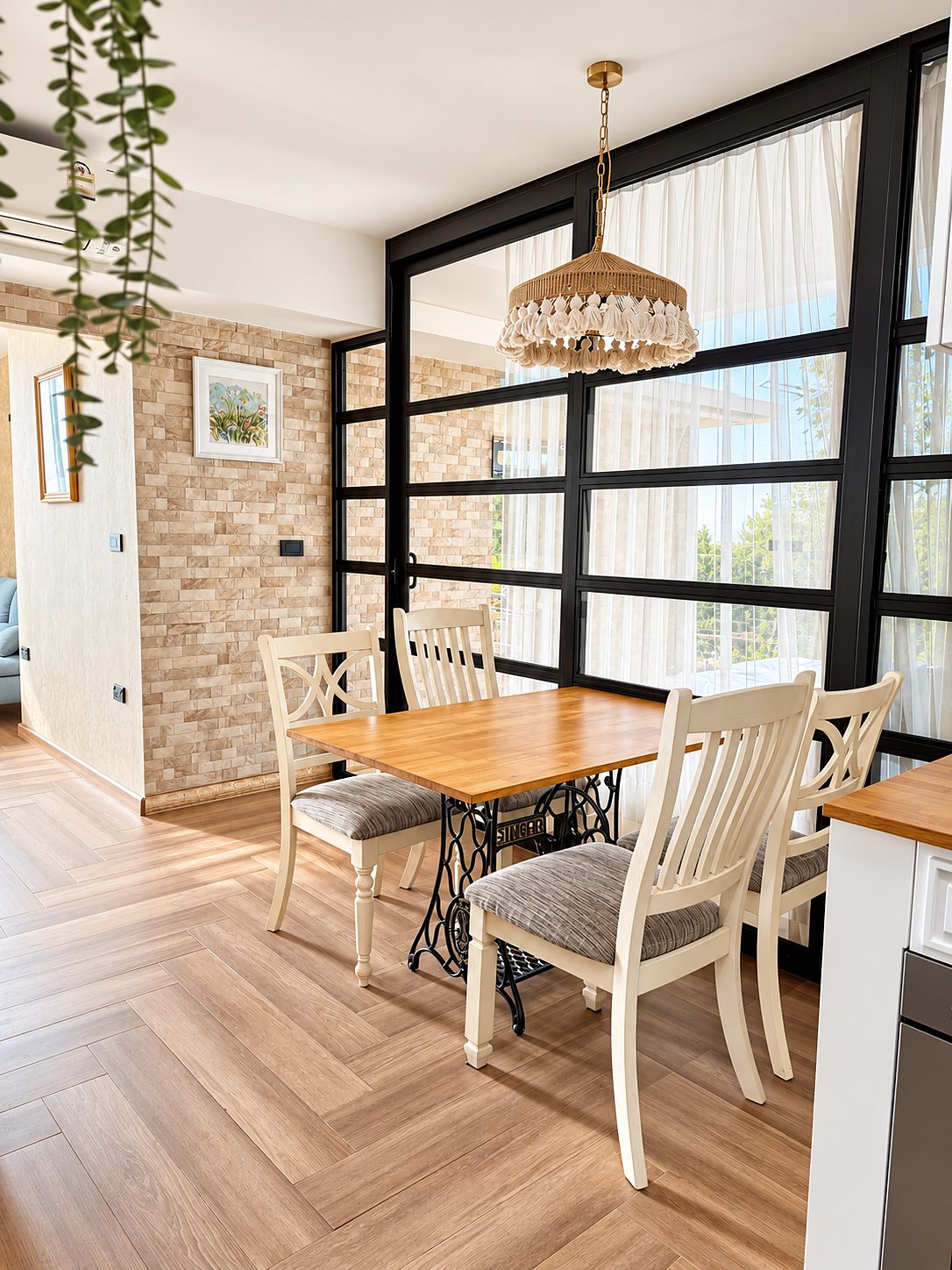 Alcove 10: Dining area