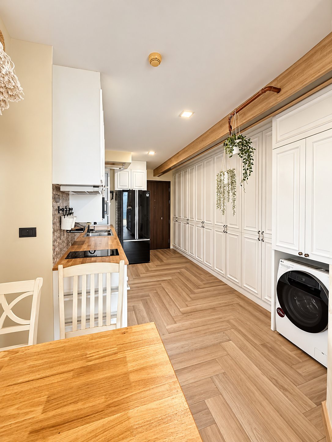 Alcove 10: Kitchen and storage