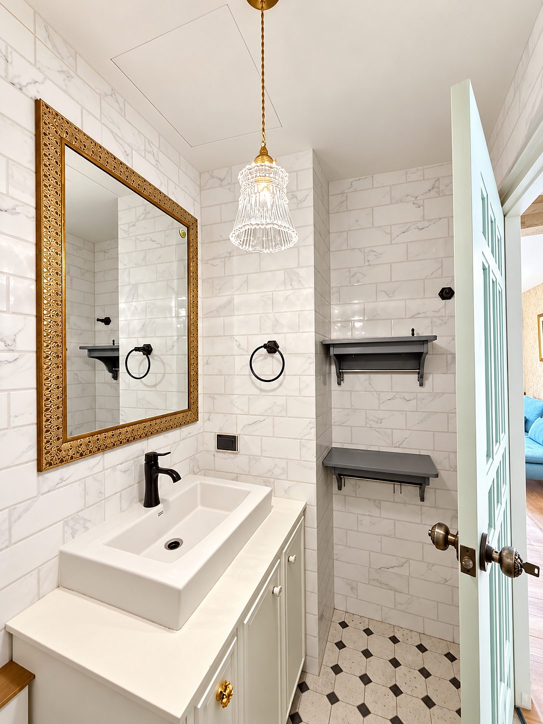 Alcove 10: Washbasin