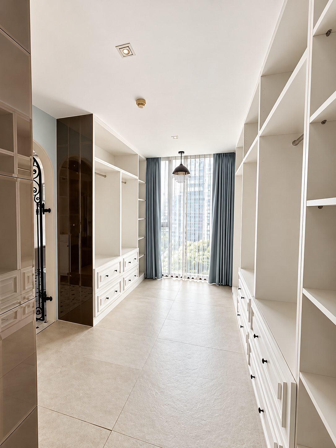 Alcove 10: Walk-in closet