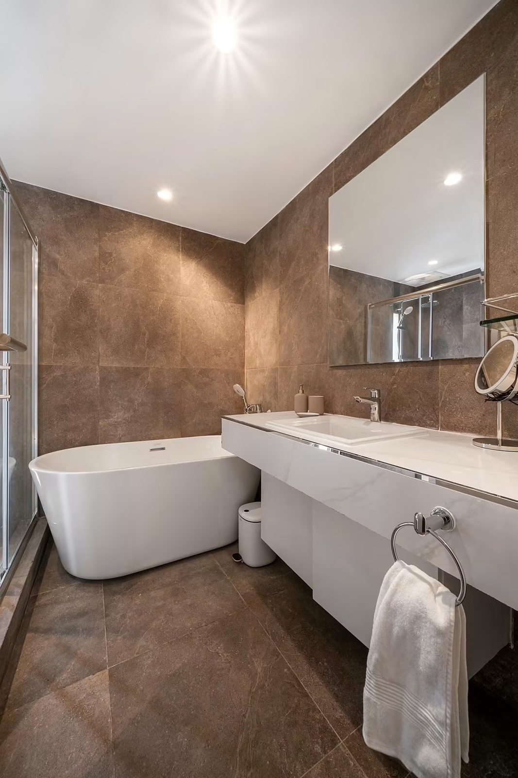 Alcove 49: Bathroom with bathtub