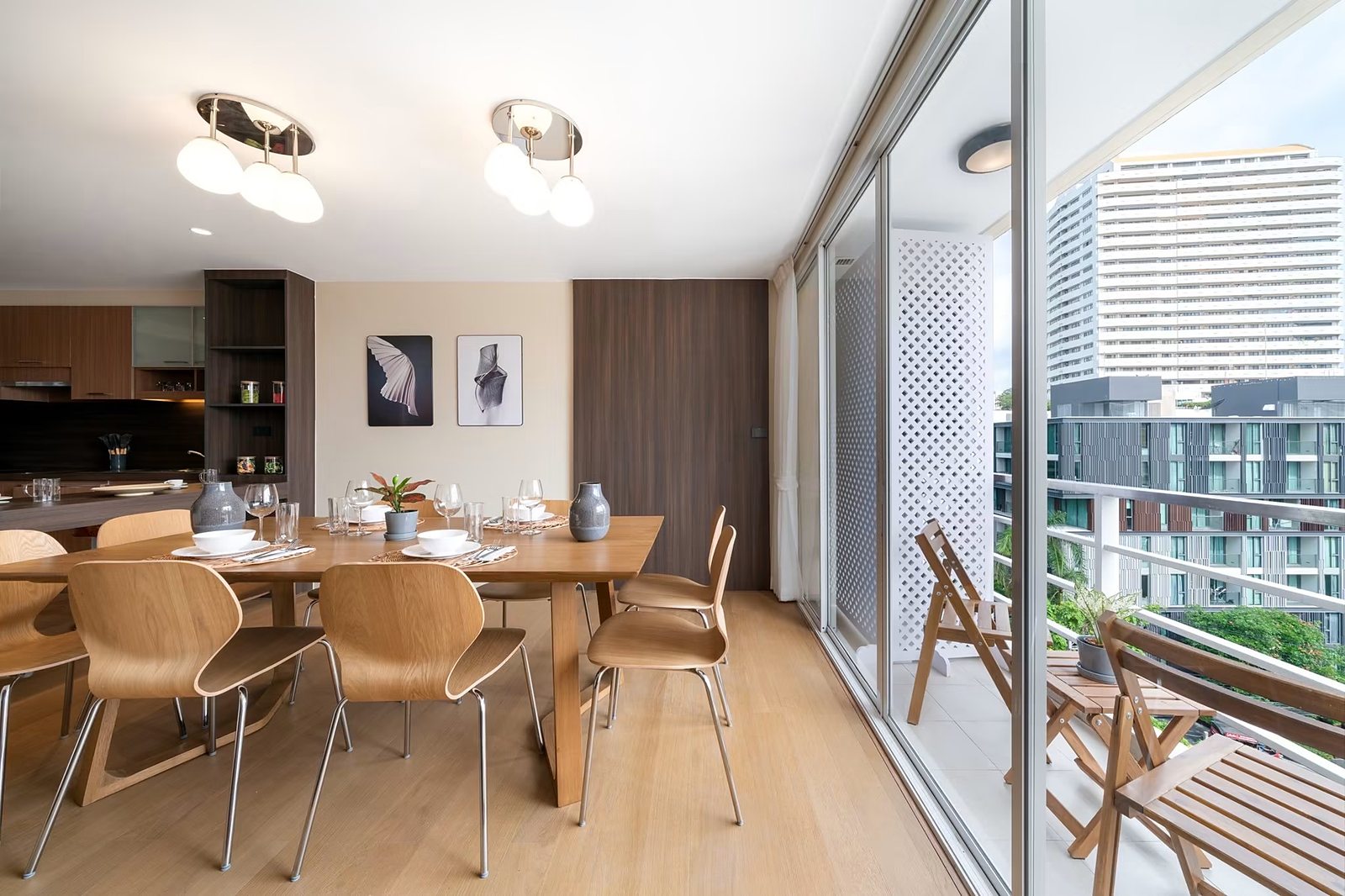 Alcove 49: Dining area and balcony