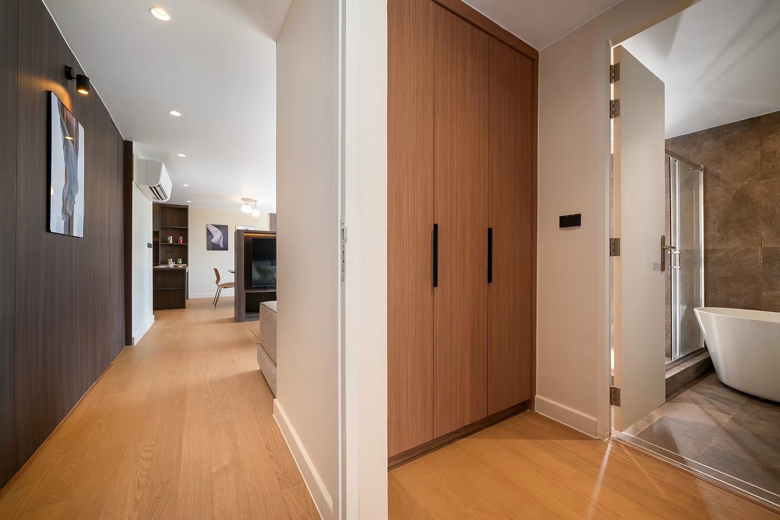 Alcove 49: Hallway and bathroom