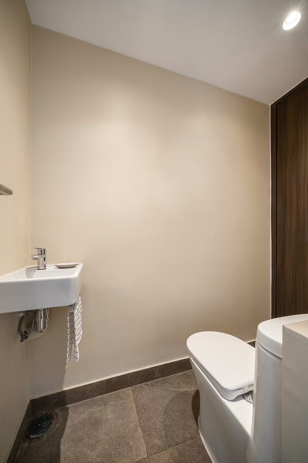 Alcove 49: Guest toilet