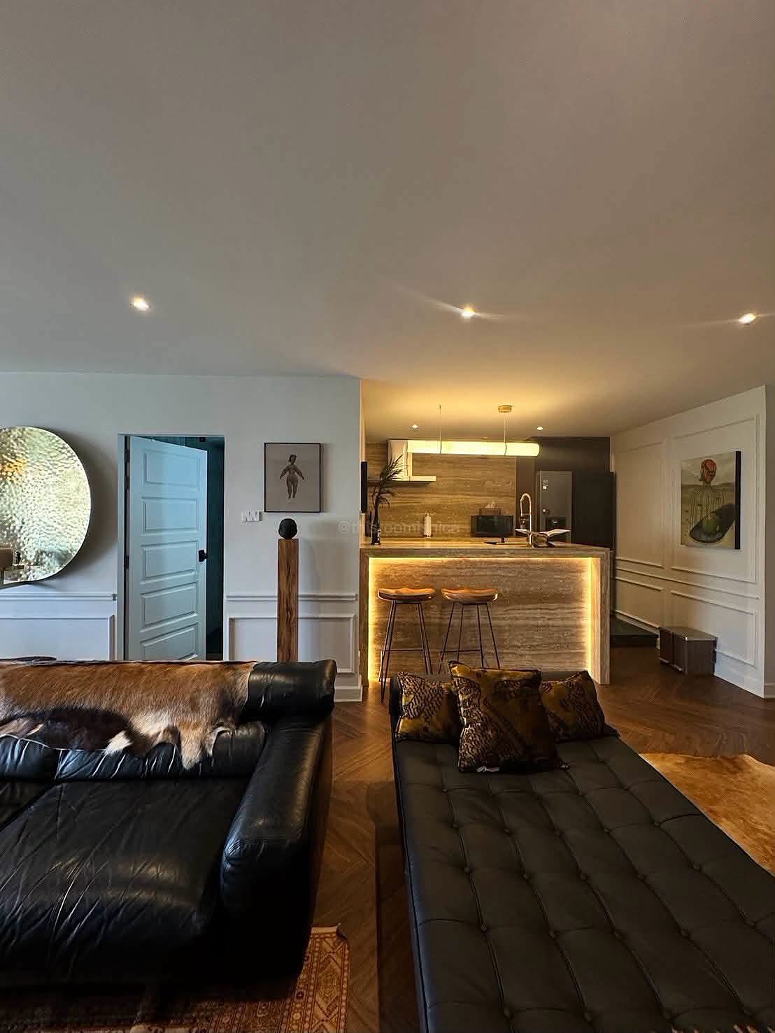 Aree Place Sukhumvit 26: Living area and kitchen
