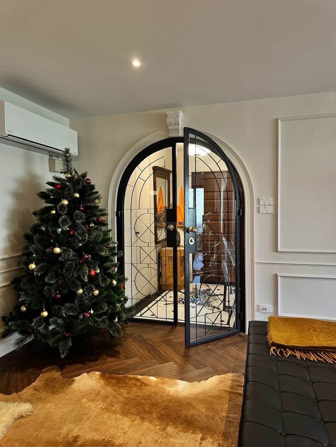 Aree Place Sukhumvit 26: Entrance and living room