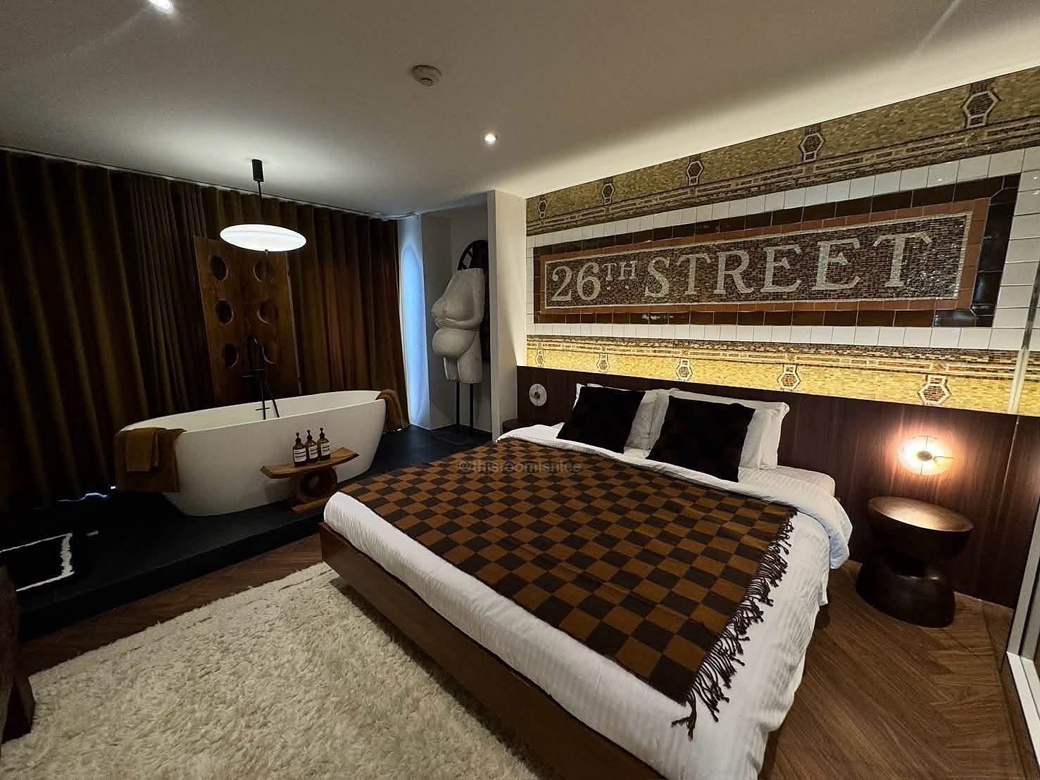 Aree Place Sukhumvit 26: Master bedroom with bathtub