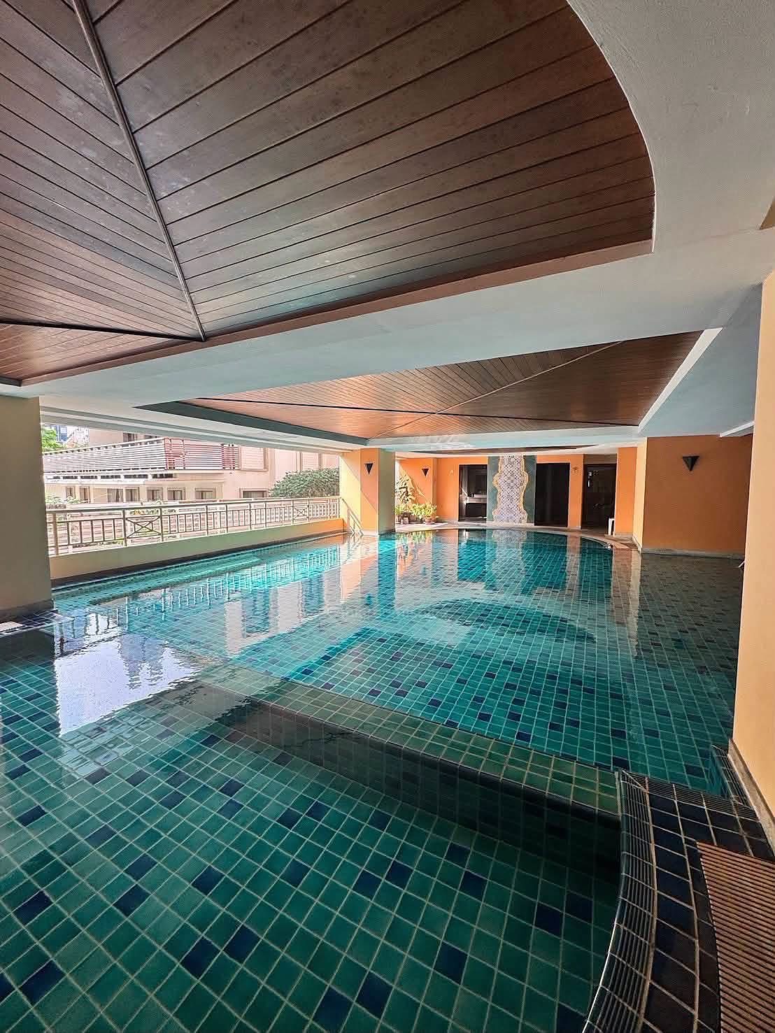 Aree Place Sukhumvit 26: Swimming pool