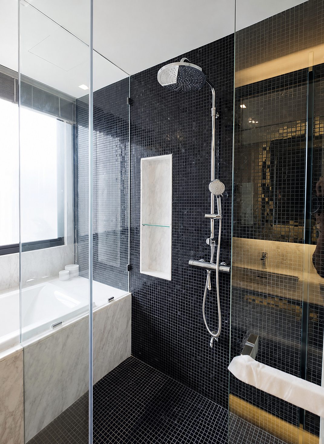 Arna Ekkamai: Bathroom