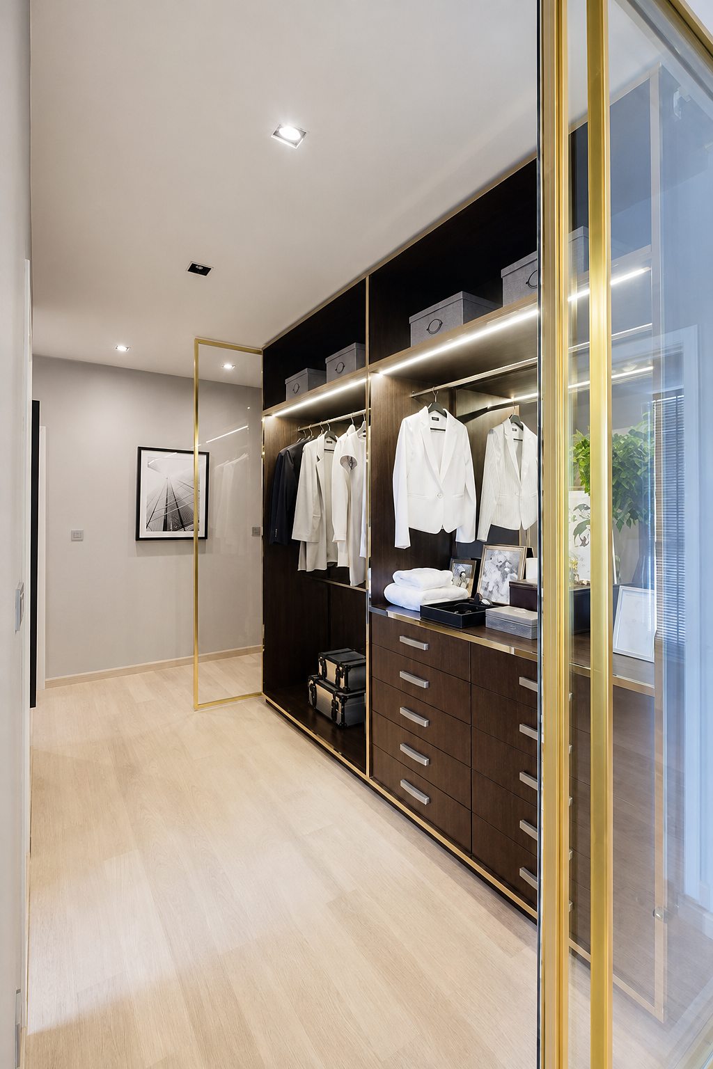 Arna Ekkamai: Walk-in closet