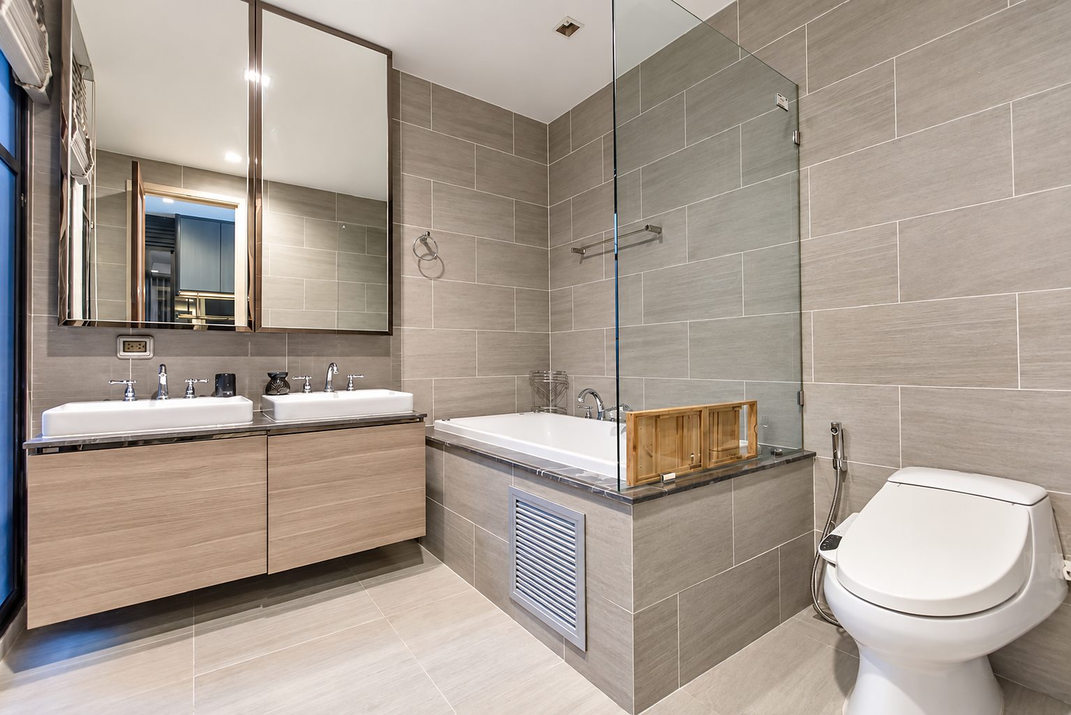Artale Ekkamai-Ramintra: Bathroom
