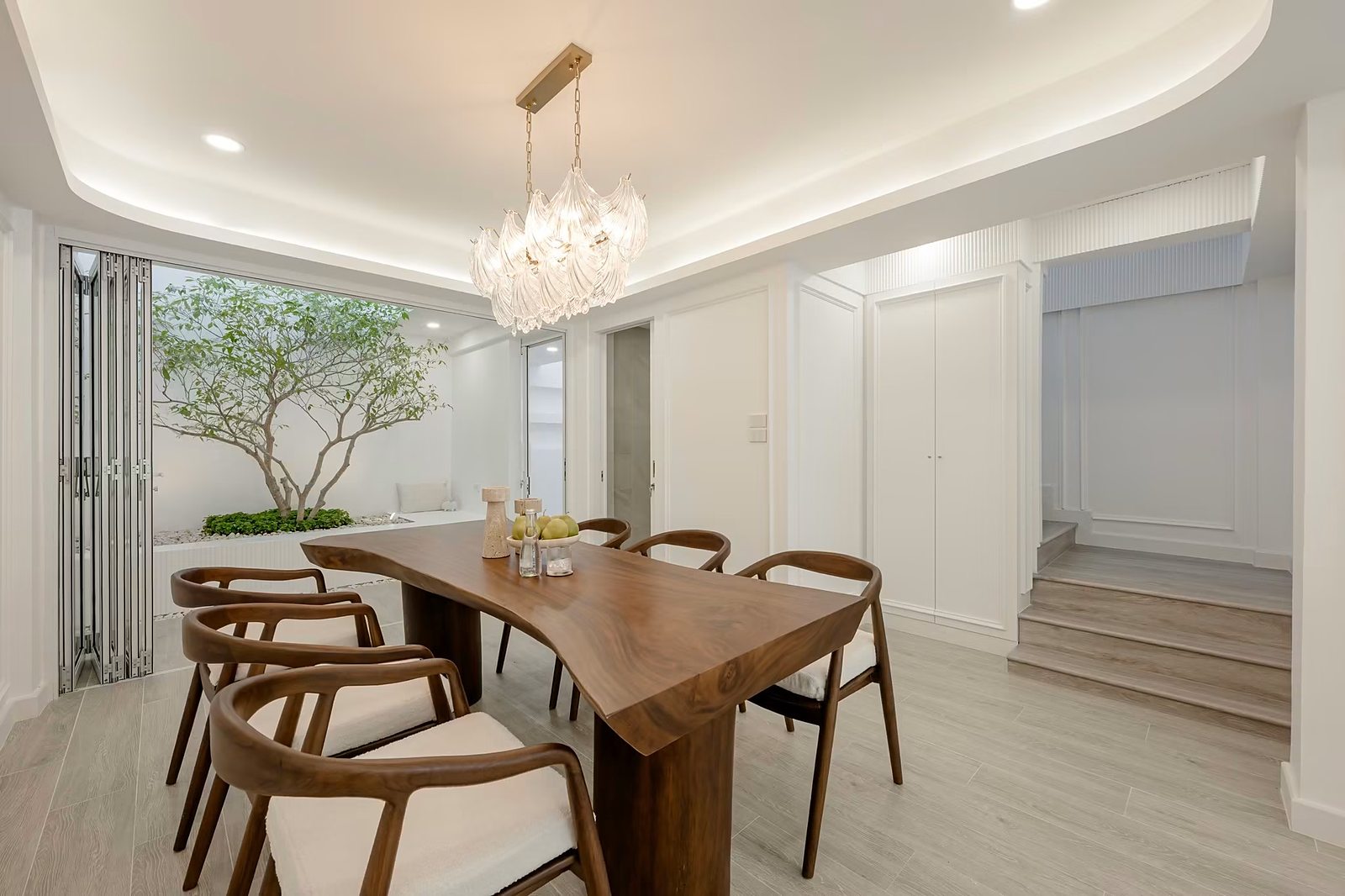 Artiar Pridi–Ekkamai — Pridi Banomyong 42: Dining area