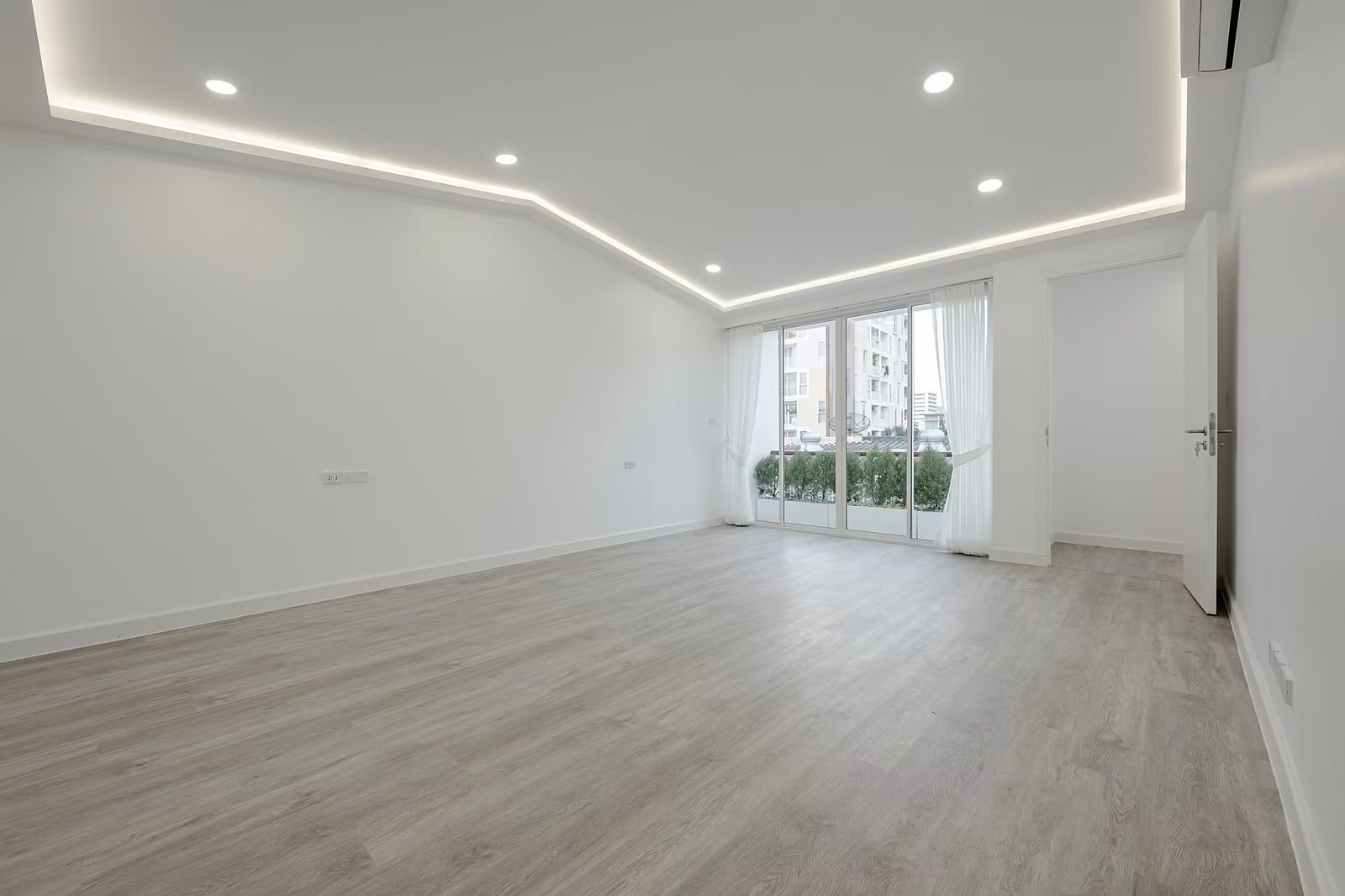 Artiar Pridi–Ekkamai — Pridi Banomyong 42: Spacious room