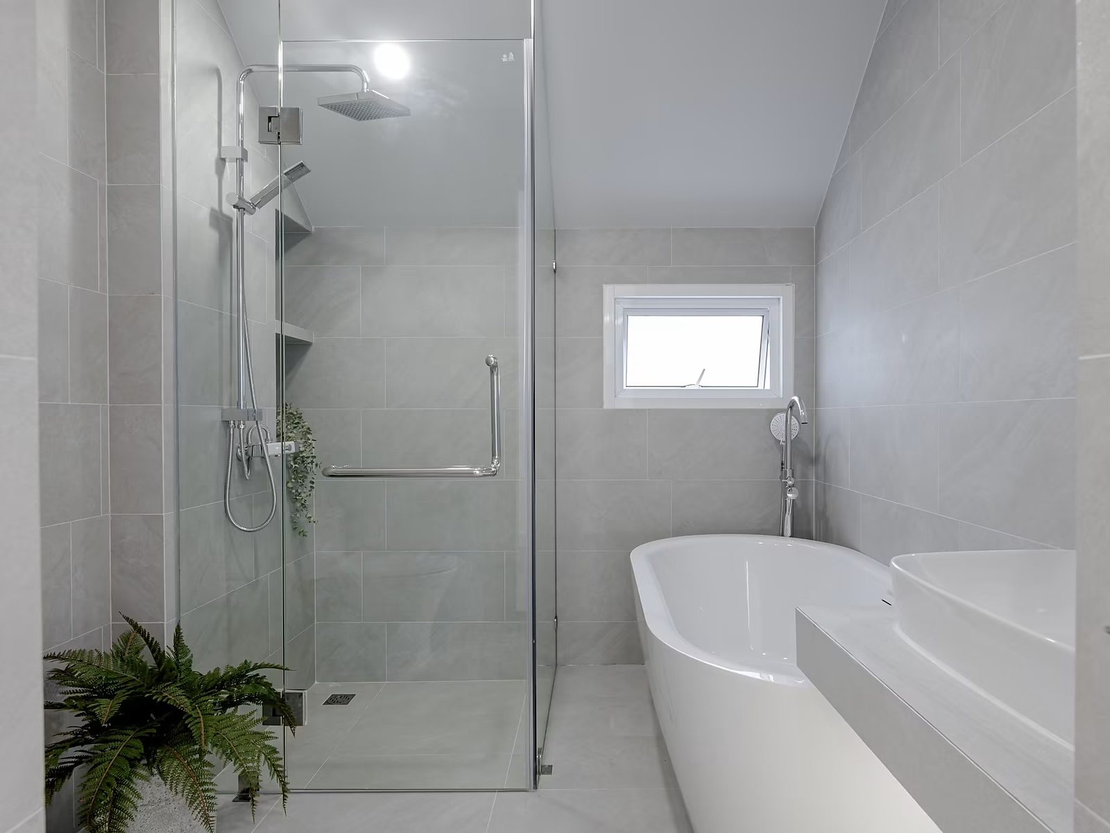 Artiar Pridi–Ekkamai — Pridi Banomyong 42: Bathroom with bathtub