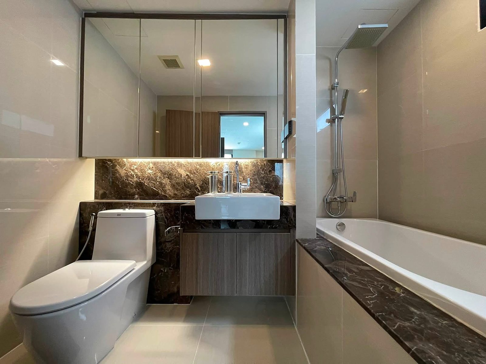 Art @ Thonglor 25: Bathroom with bathtub