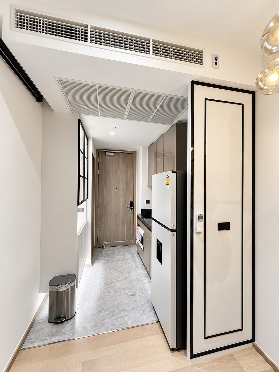 Ashton Asoke - Rama 9: Hallway and kitchen