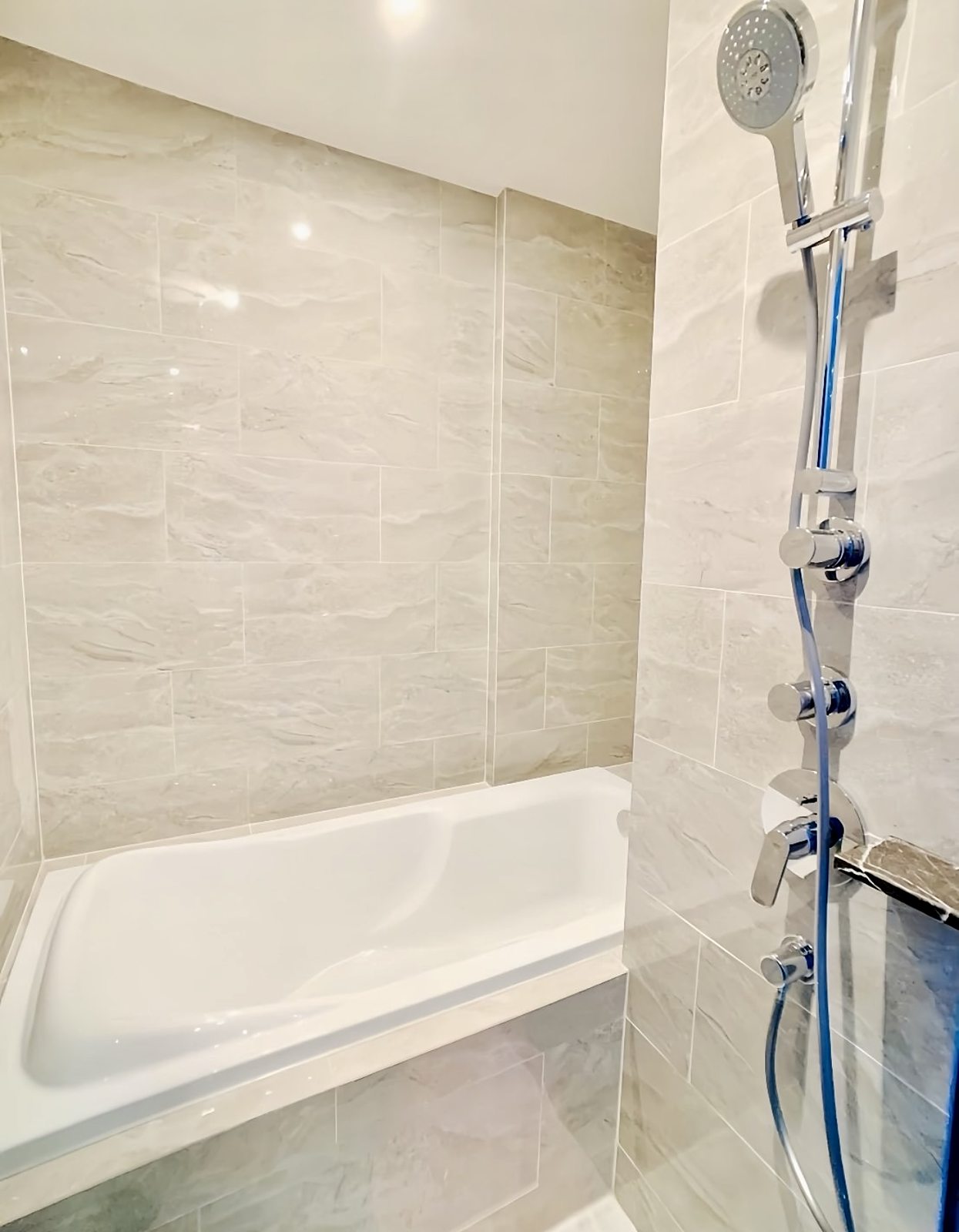 Ashton Asoke - Rama 9: Bathtub and shower