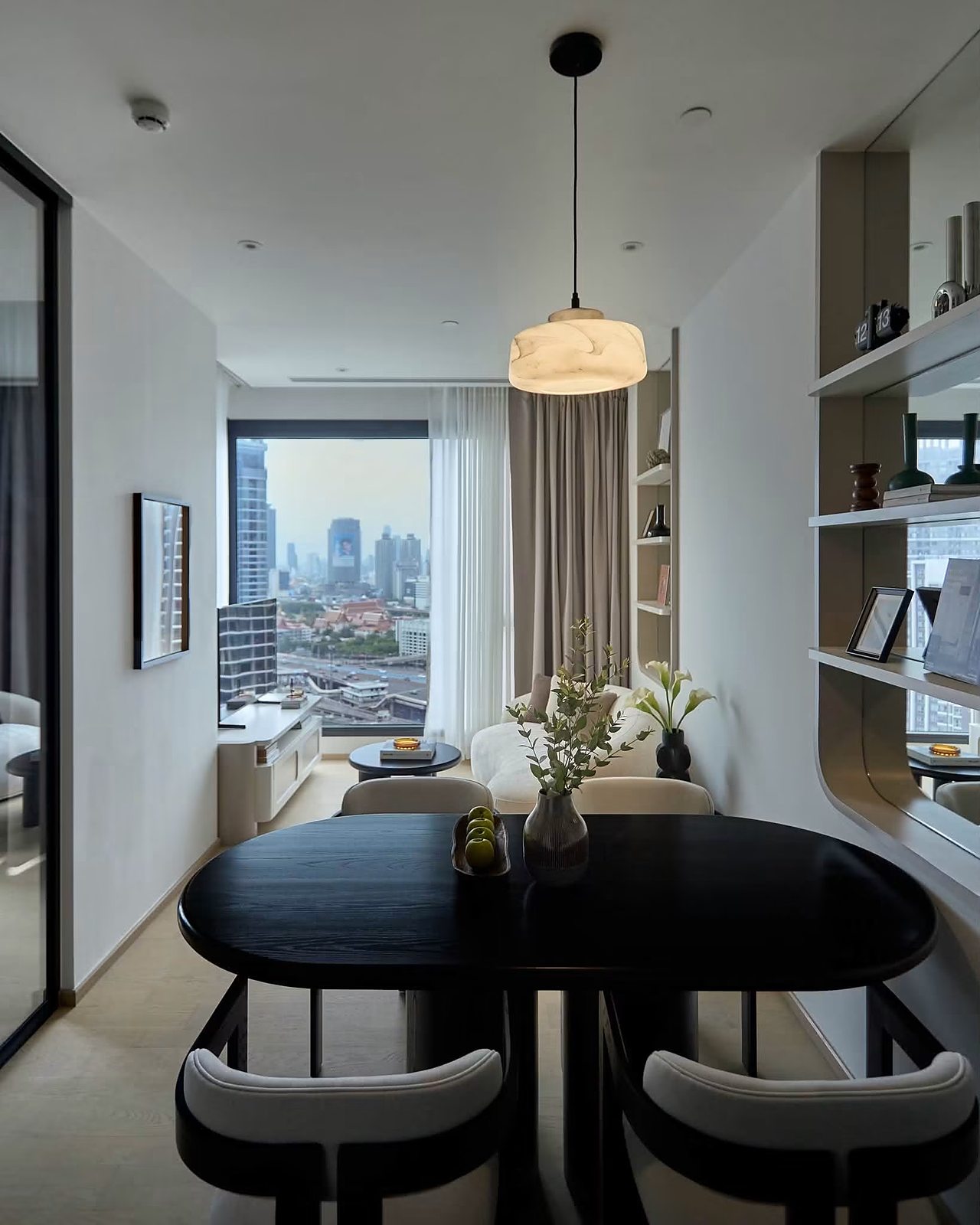 Ashton Asoke - Rama 9: Dining area with city view