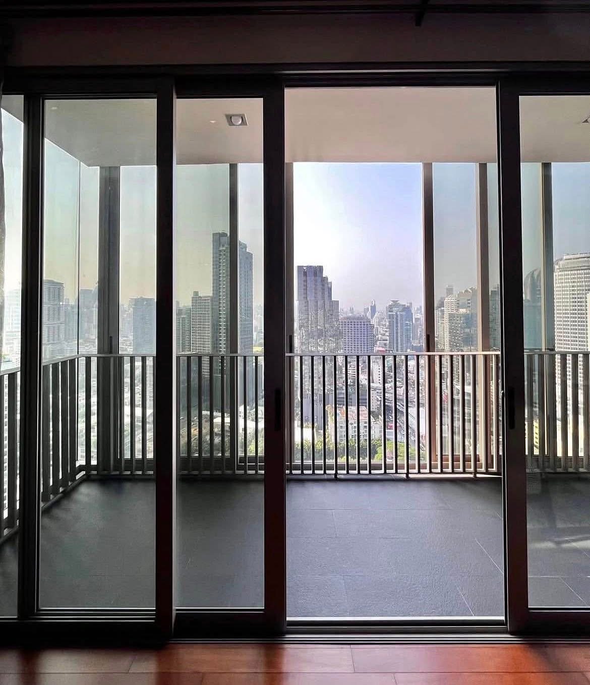 Ashton Morph 38: Balcony with city view