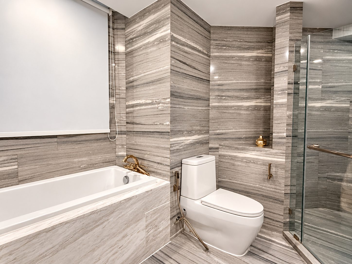 Ashton Residence 41: Bathroom with bathtub