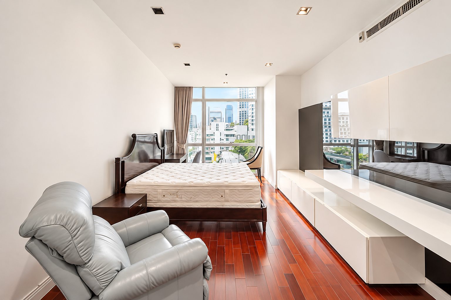 Athenee Residence: Master bedroom