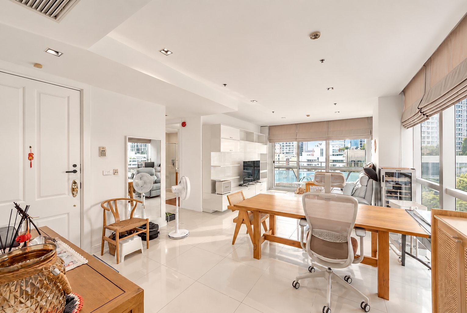 Athenee Residence: Living and dining area