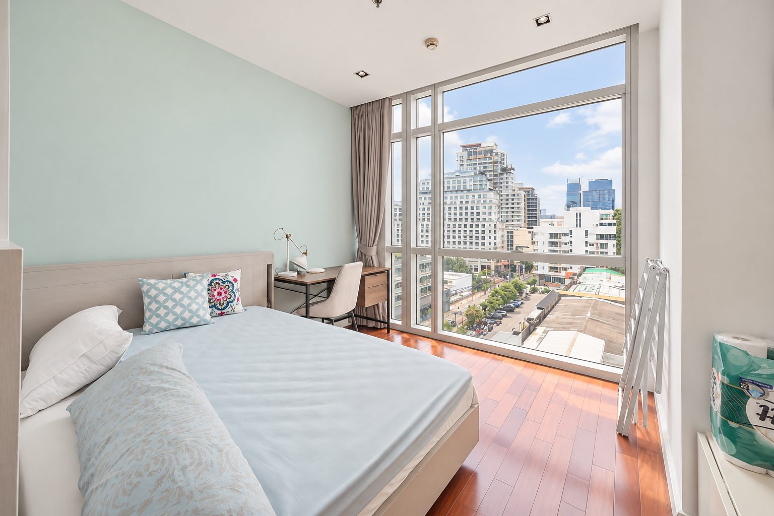Athenee Residence: Bedroom with city view