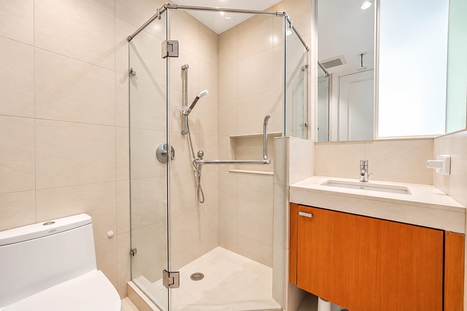 Athenee Residence: Shower room
