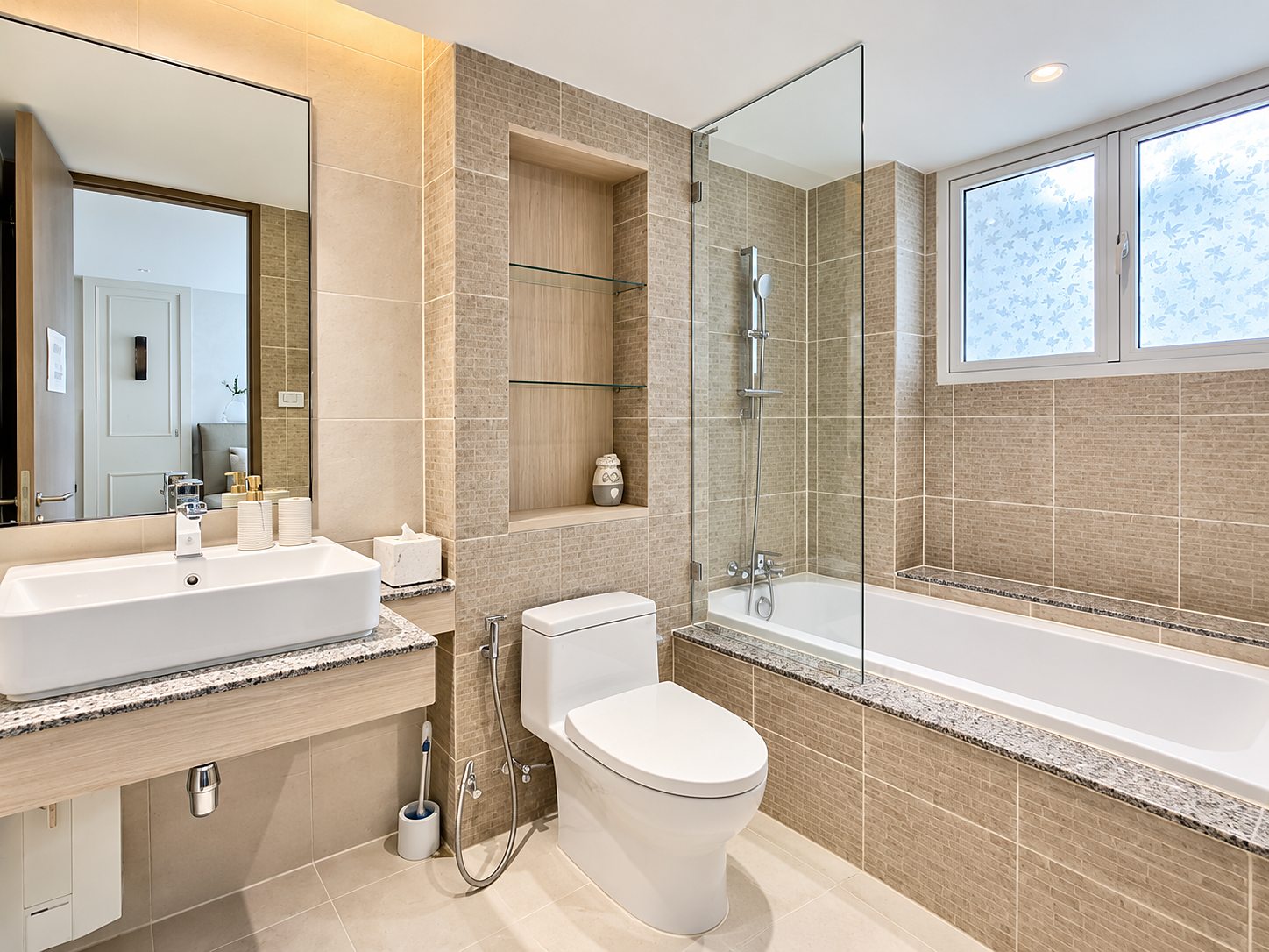 Avenue 61: Bathroom with bathtub