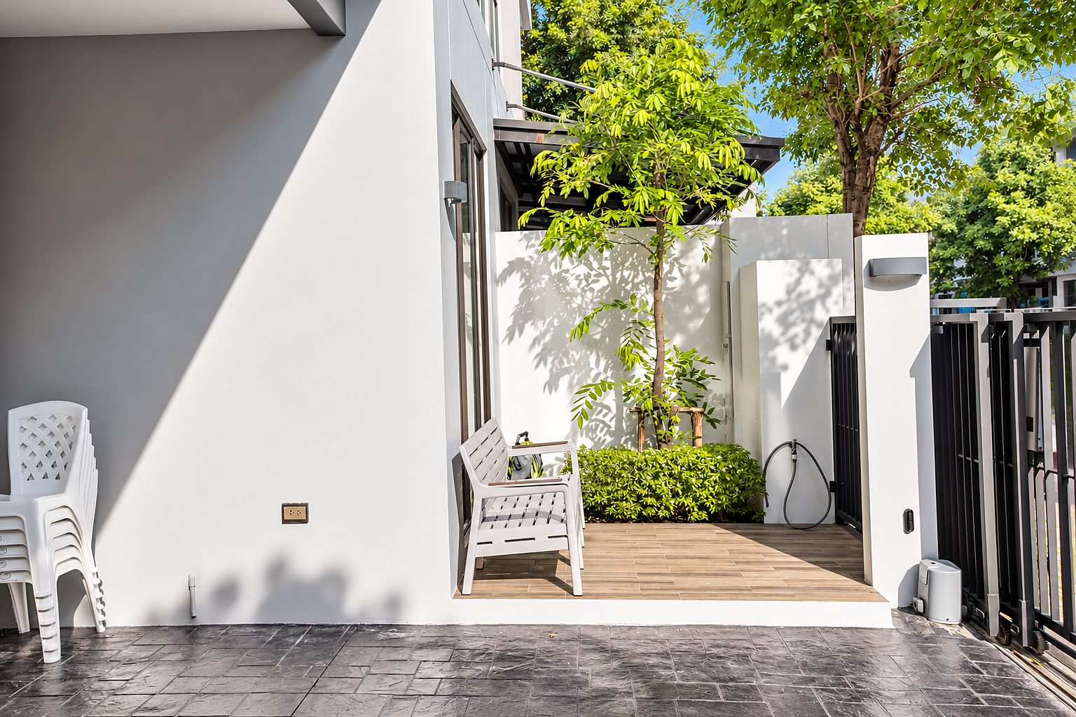 Baan Klang Muang Classe Ekkamai-Ramintra: Front patio