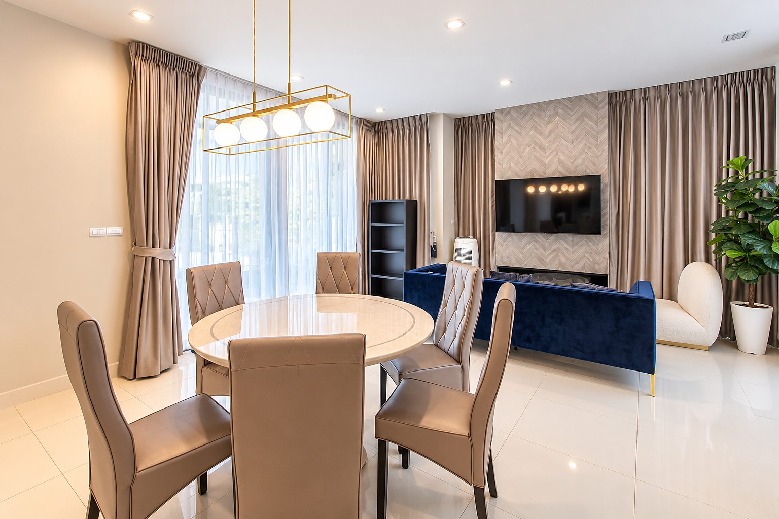 Baan Klang Muang Classe Ekkamai-Ramintra: Living and dining room