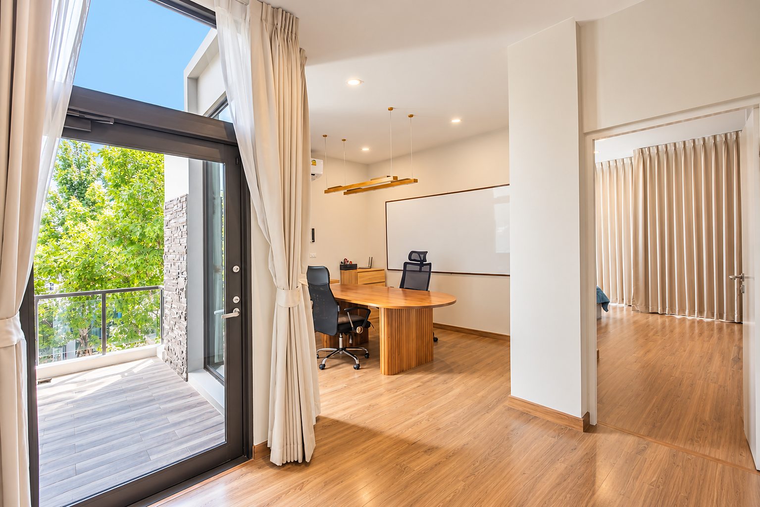 Baan Klang Muang Classe Ekkamai-Ramintra: Study and balcony