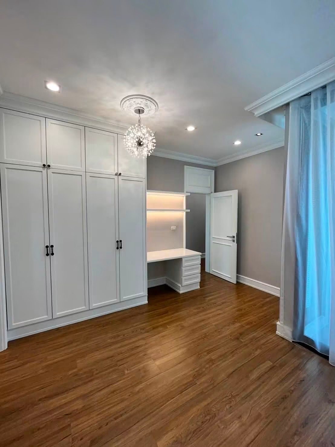 Baan Klang Muang Classe Ekkamai-Ramintra: Bedroom with built-in storage