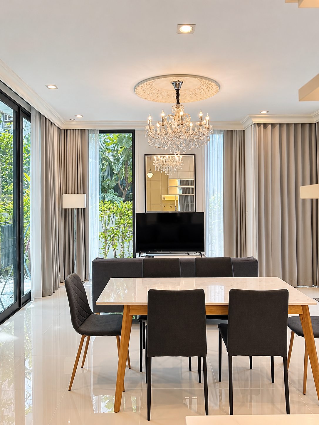 Baan Klang Muang Classe Ekkamai-Ramintra: Dining and living area