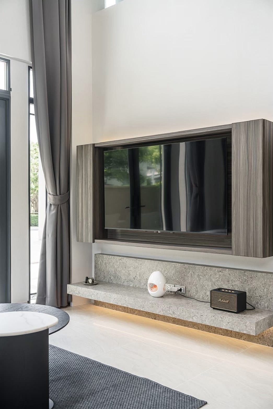 Baan Klang Muang Classe Sukhumvit 77: Living room TV wall [show unit]