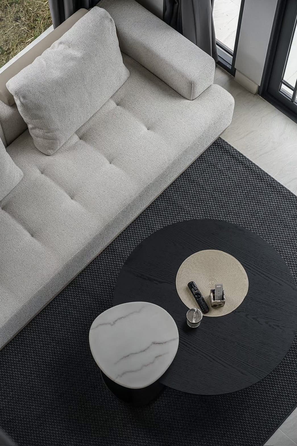 Baan Klang Muang Classe Sukhumvit 77: Living room seating [show unit]