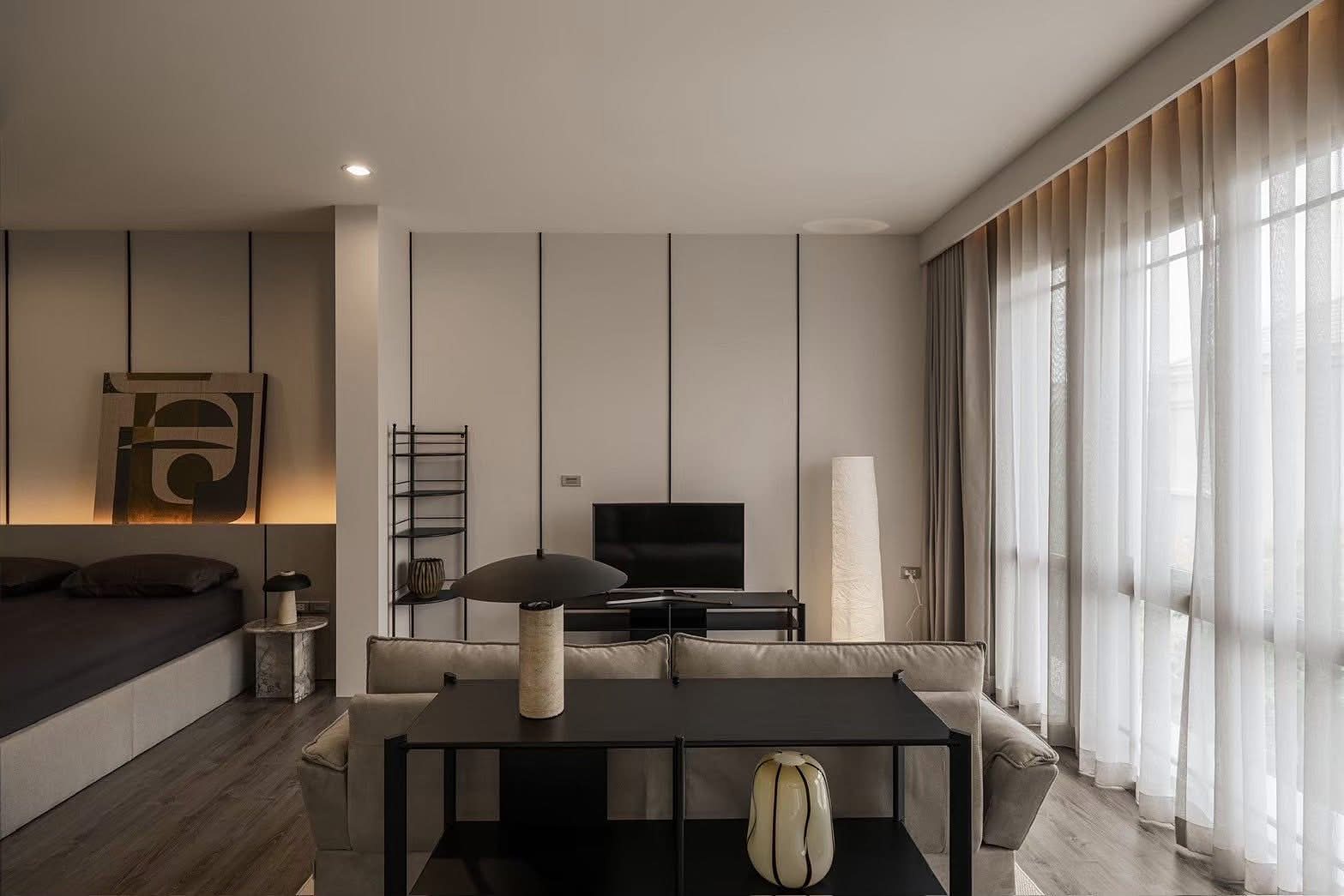 Baan Klang Muang Classe Sukhumvit 77: Bedroom sitting area [show unit]