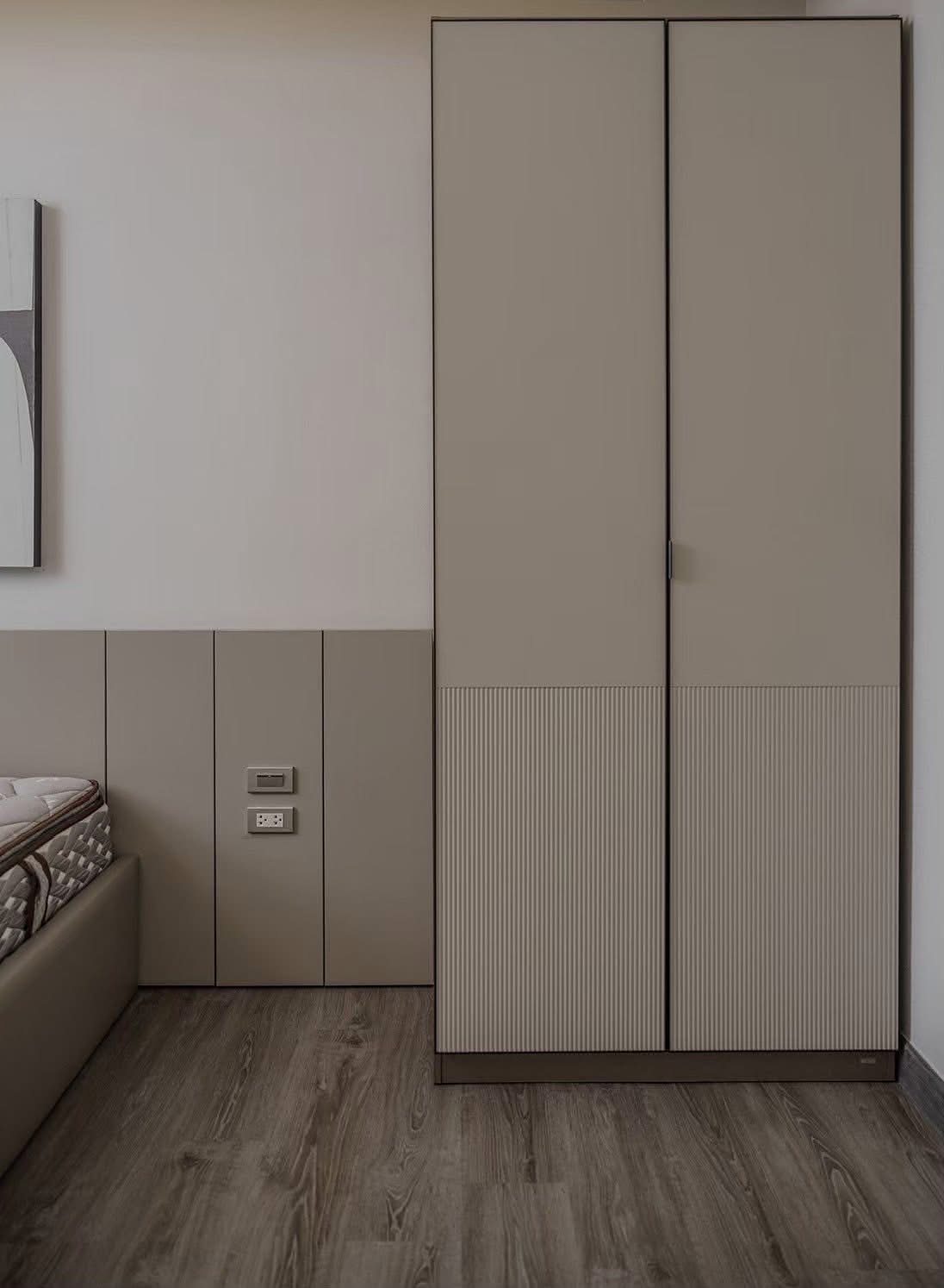 Baan Klang Muang Classe Sukhumvit 77: Bedroom wardrobe [show unit]