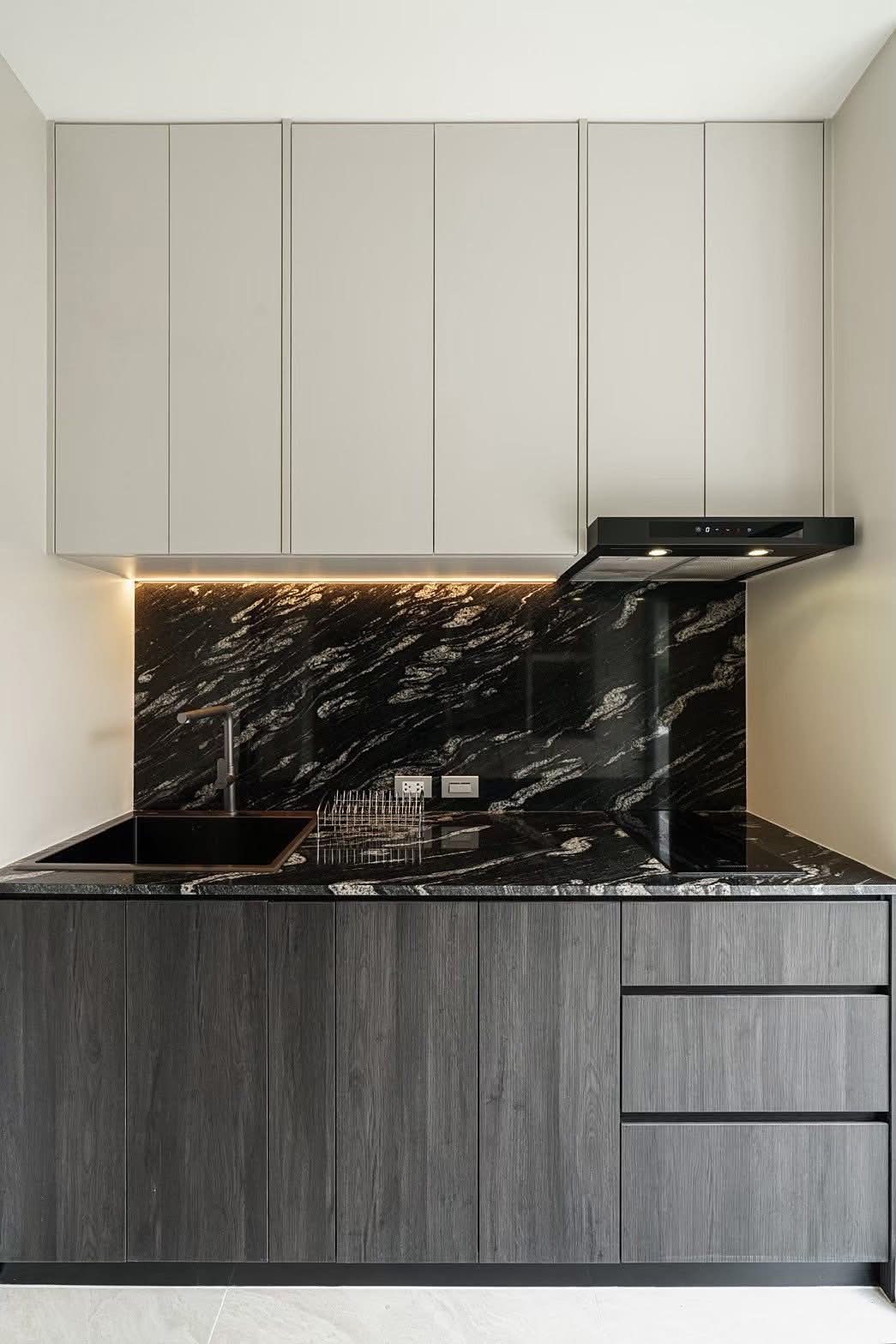 Baan Klang Muang Classe Sukhumvit 77: Kitchen [show unit]