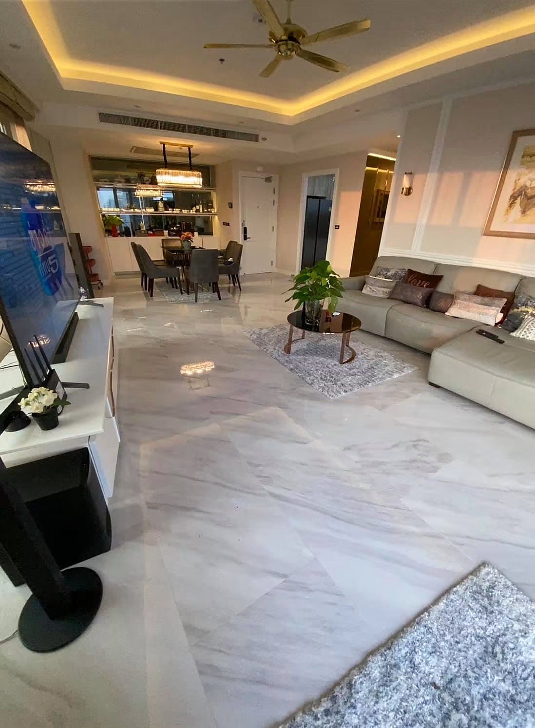 Baan Rajprasong Condominium: Living and dining area