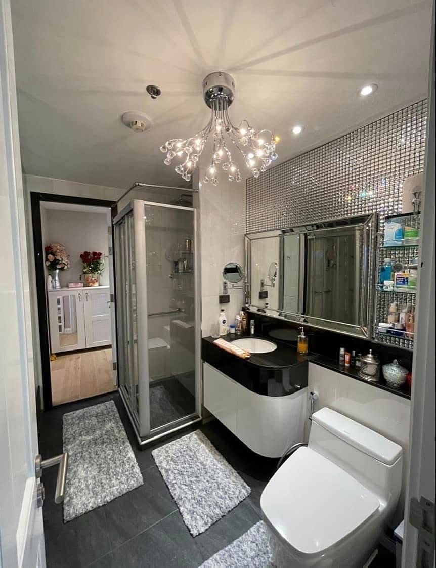 Baan Rajprasong Condominium: Bathroom