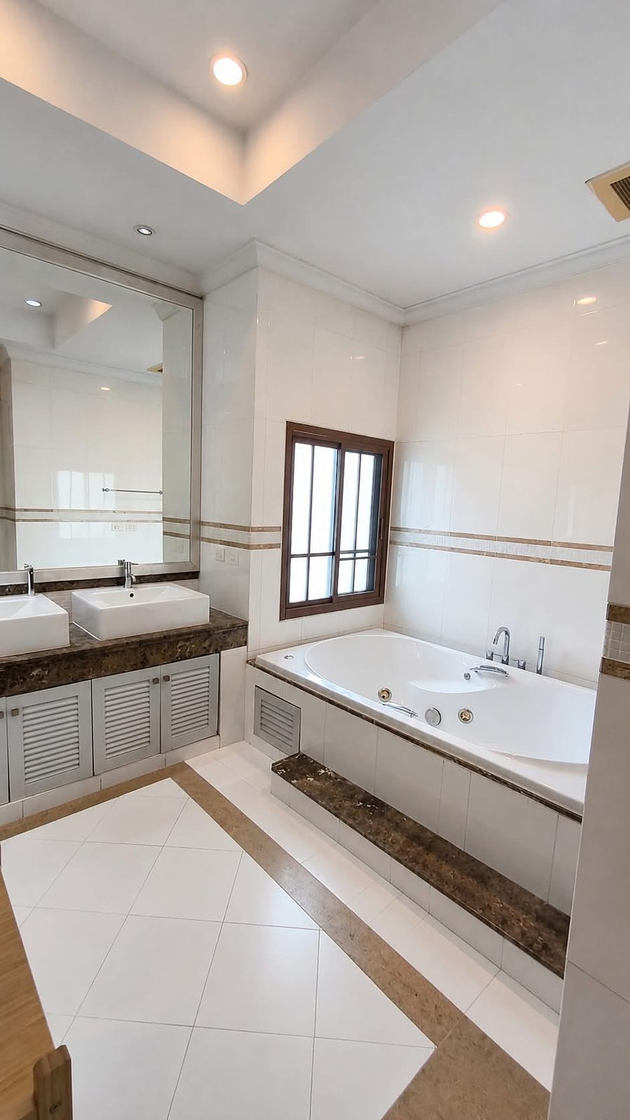 Baan Sansiri Sukhumvit 67: Bathroom