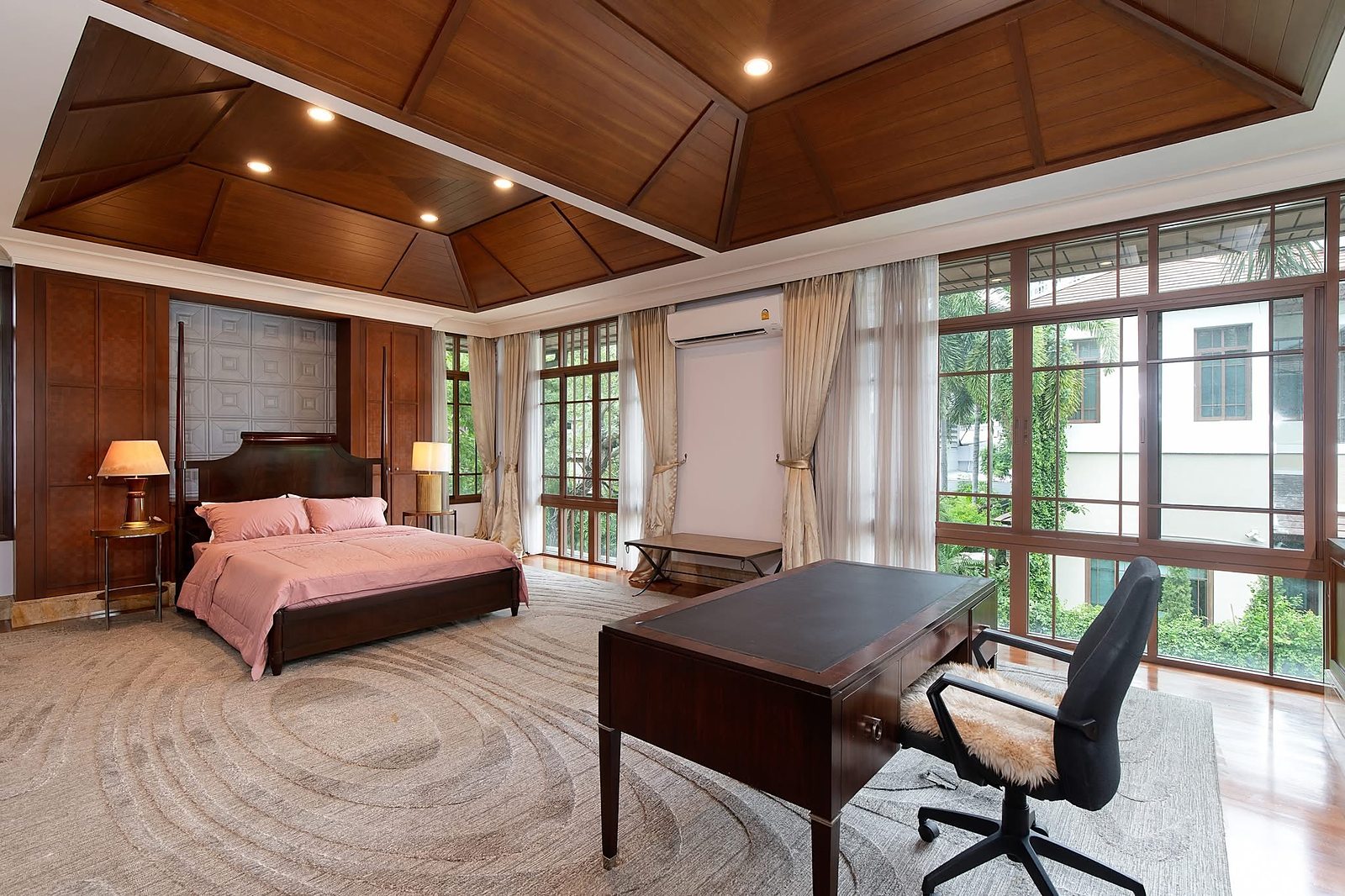 Baan Sansiri Sukhumvit 67: Bedroom with study desk