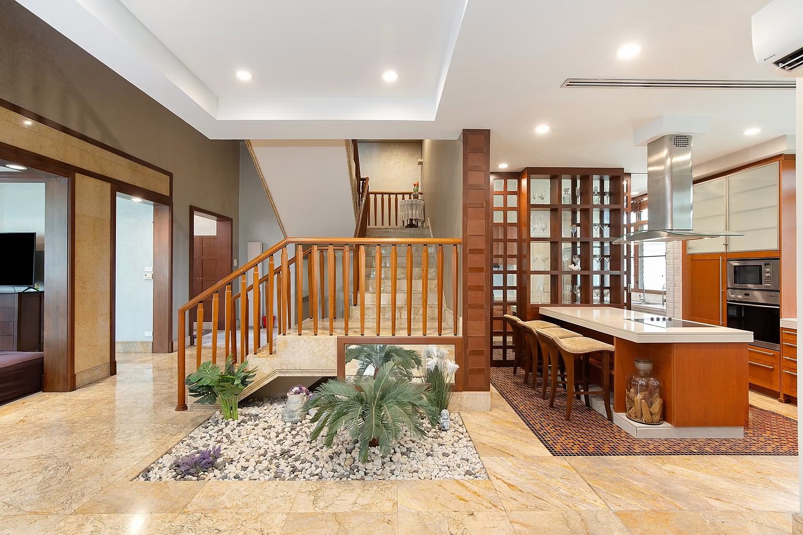 Baan Sansiri Sukhumvit 67: Kitchen and staircase